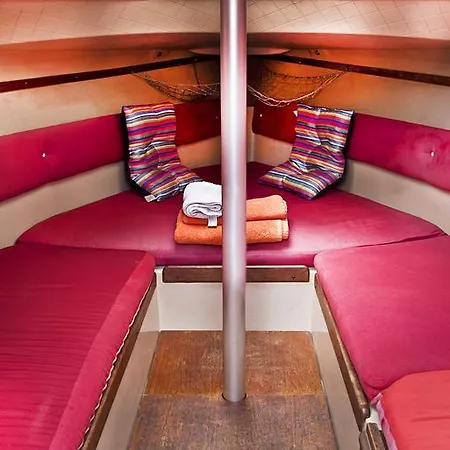 Vrs - Low Cost Beach Boat Båthotell